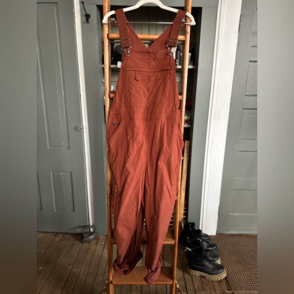 Duluth Trading Heirloom Gardening Bib Overalls in color Brick.  
M / 31